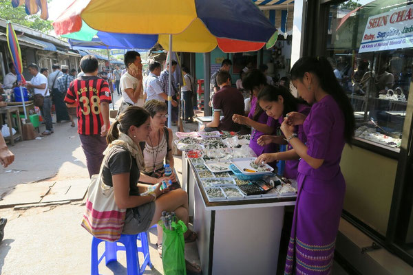 ça négocie dur au marché au jade - Mandalay