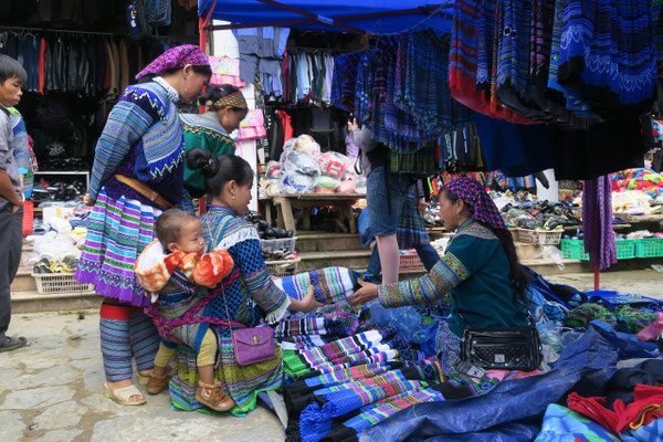 Habit traditionnel sur le marché de Bac Ha