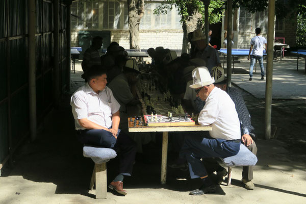 Pendant que les uns jouent aux echecs...