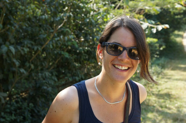 Elise qui s'apprete a traverser une riviere pied nue, et avec le sourire!