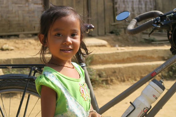 Jeune fille interessee par le velo d'Elise