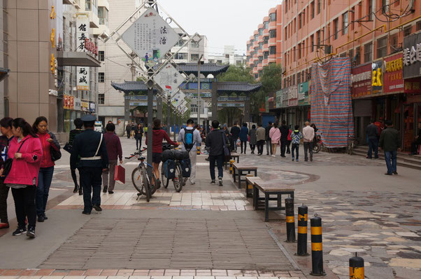 Dans les rues de Xining à la recherche de notre Guest house