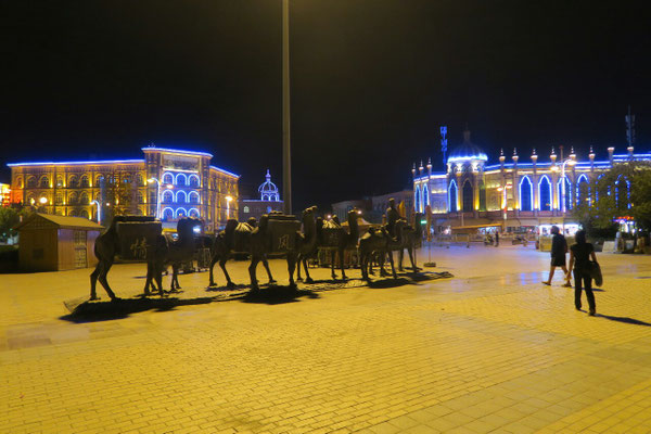 Les chameaux de la place de Kashgar et l'éclairage kitch des bâtiments, le soir venu
