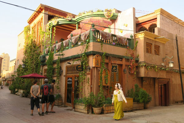 Les ruelles colorées de Kashgar et ses terrasses ombragées