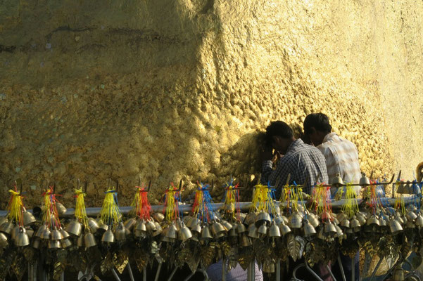 Recueillement devant le rocher d'or