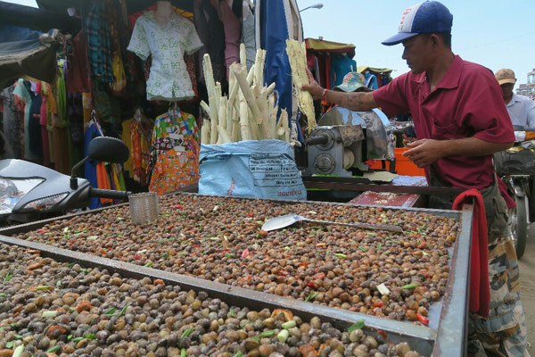 Sur les marchés, on broie la canne à sucre pour en déguster le jus