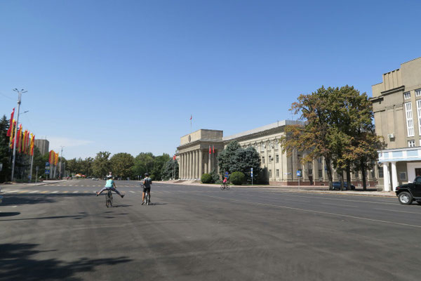 Les grandes rues vides de Bishkek
