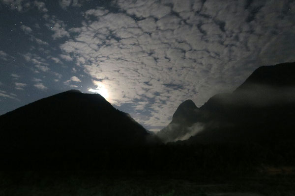 Ciel nuageux entre les pics karstiques
