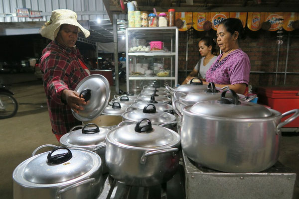 Petit resto très pratique... il suffit de soulever les couvercles pour choisir son repas... mais attention au piment!!