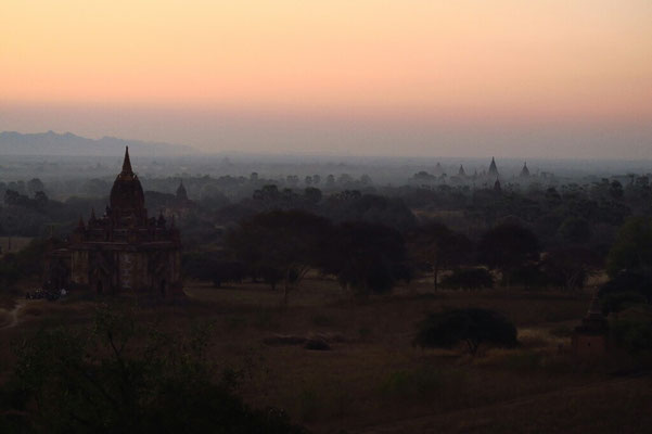 Lever de soleil sur Bagan 