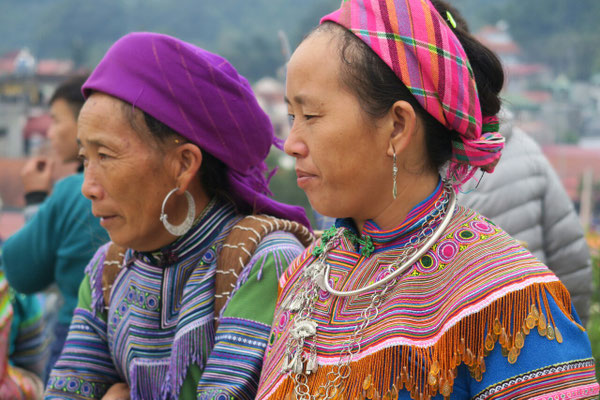 Costumes traditionnels sur le marché de Bac Ha