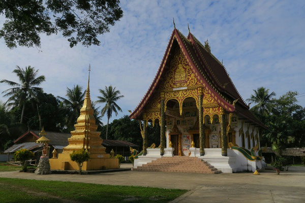 Depuis notre arrivee au Laos, nous croisons regulierement des temples Boudhistes. Ils offrent de bon coin de camping que nous n'avons pas encore teste!