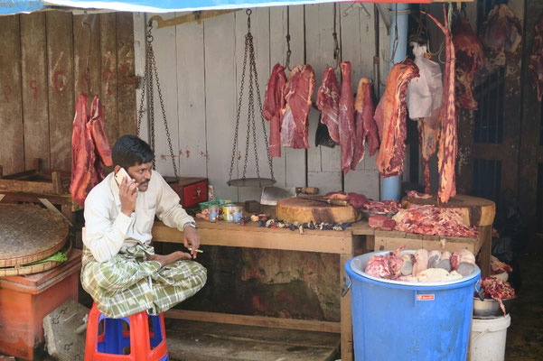... et le boucher du marché de Yangon