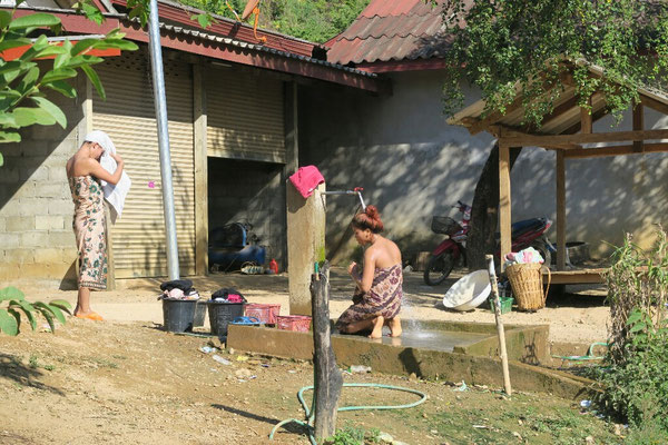Les Lao profitent egalement de la chaleur de la journee pour faire leur toilette