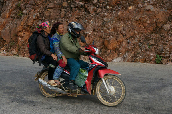 Famille Hmong de retour du marché