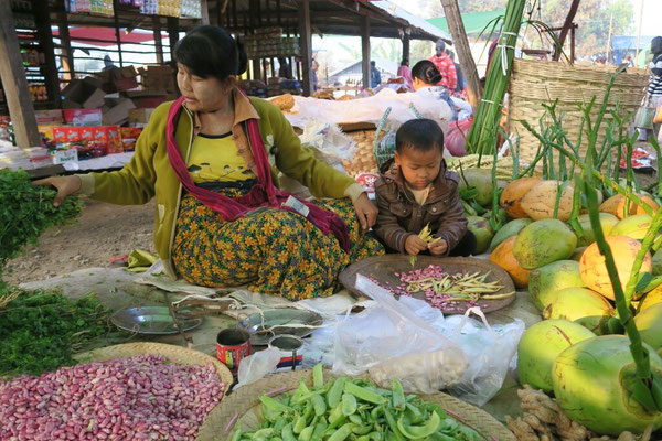 Marché sur les rives du lac