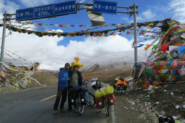 En haut d'un col Tibetain, en compagnie d'un chinois.