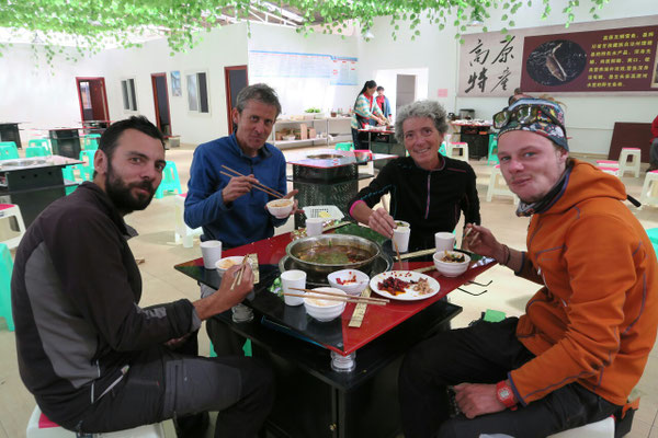 Un plat du Sichuan supposé pas épicé... les piments laissés de côté n'etaient pas là que pour la déco... on n'a pas pleuré mais on s'est bien mouchés ;)