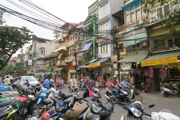 Joyeux bordel dans les rues d'Hanoi