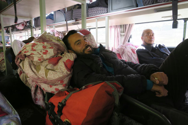 Population très cosmopolite dans le bus de nuit qui mène à Yushu