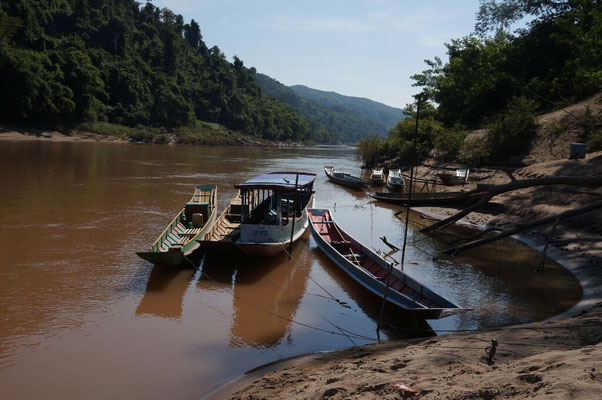 Embarcadere sur la riviere Namou a Muang Khua