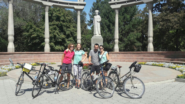 Balade dans Bishkek avec Magali et Violaine