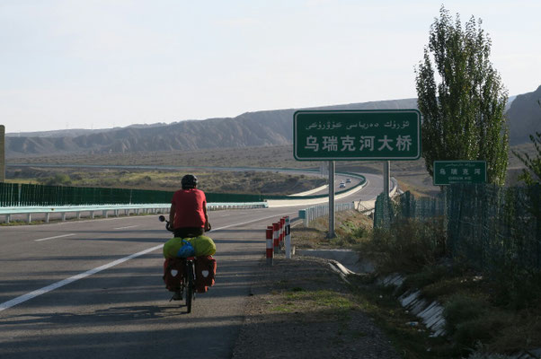 Sur la route de Kashgar : pas facile de trouver la bonne direction entre Ouighour et Chinois