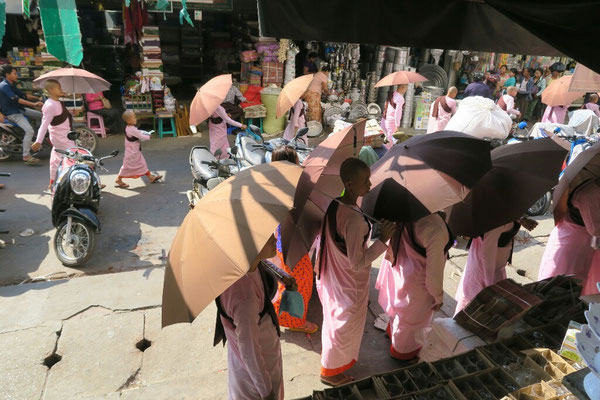 C'est l'heure de l’aumône sur le marché de Mandalay
