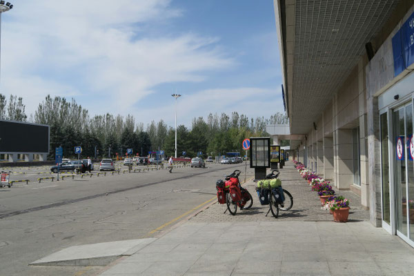 Aéroport de Bishkek : prêts à prendre la route.