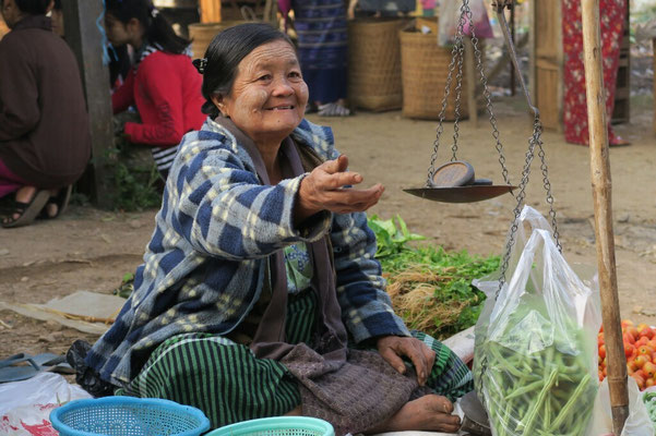 Marché sur les rives du lac