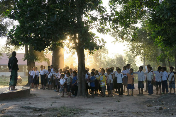 Avant d'entrer en classe, c'est le lever de drapeau - Cambodge