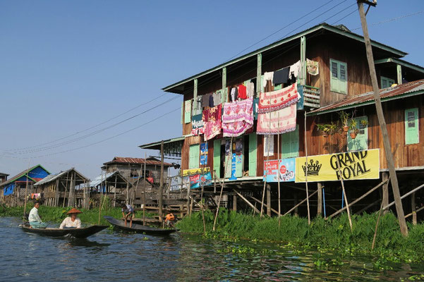 Village flottant sur le lac Inle