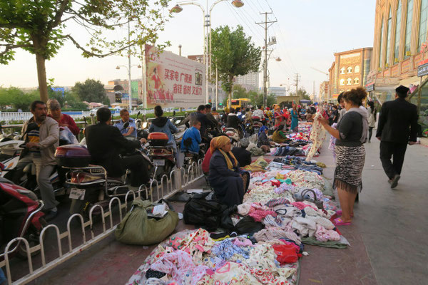 L'allée des scooters et le marché local