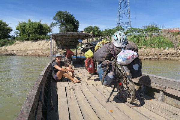 Petit traverser pour rejoindre l'île de Don khong