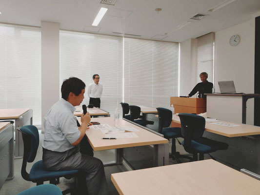 質疑応答する聴講者