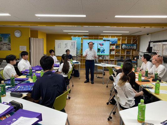 開会挨拶をする事務局長の長島重夫（文星芸術大学）