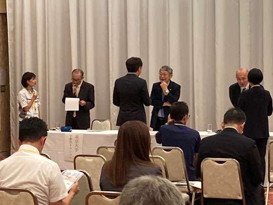 学長ブース(5大学学長との名刺交換)