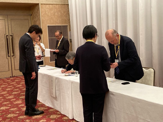 学長ブース(5大学学長との名刺交換)