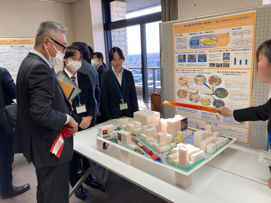 展示ブースでの説明