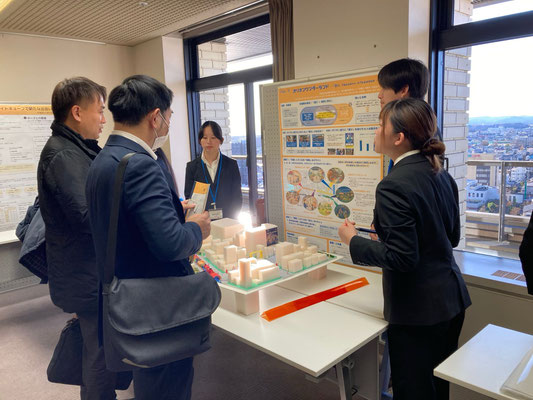 展示ブースでの説明