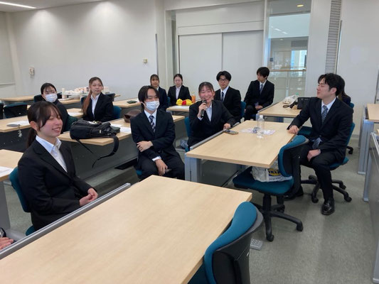 質問に回答する学生研究員