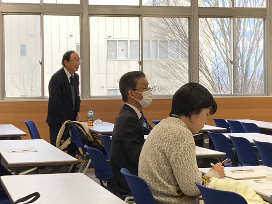 質問する、長嶋重夫　創造センター事務局長