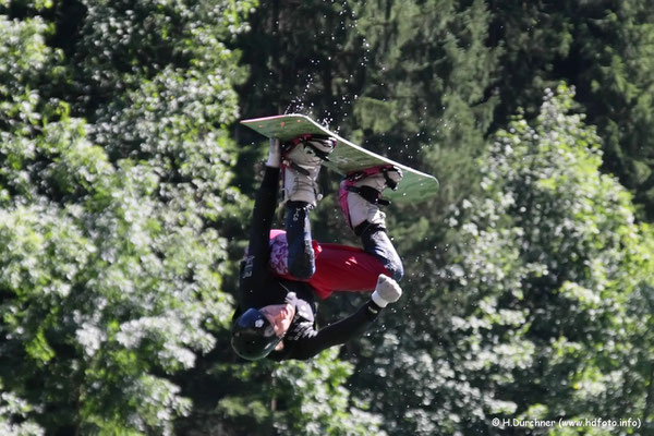 Training auf der Freestyleschanze am Luegstein See in Oberaudorf