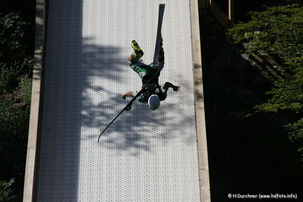 Training auf der Freestyleschanze am Luegstein See in Oberaudorf