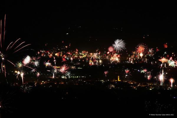 Silvesterfeuerwerk mit Festung Kufstein im Hintergrund und Ebbser Dom im Vordergrund