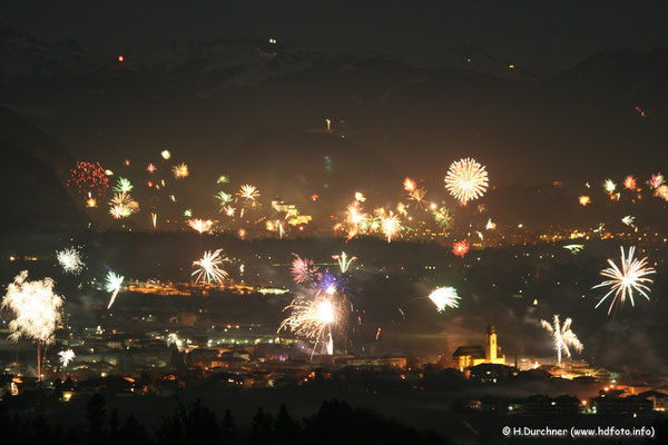 Silvesterfeuerwerk über dem Inntal (Kufstein und Ebbs)