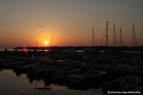 Sonnenuntergang am Hafen in Valalta