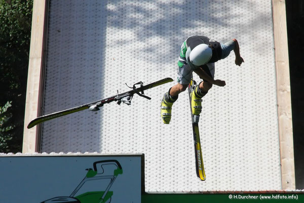 Training auf der Freestyleschanze am Luegstein See in Oberaudorf