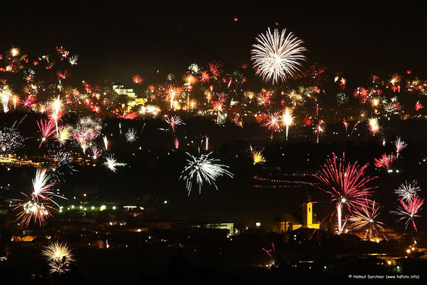 Silvesterfeuerwerk mit Festung Kufstein im Hintergrund und Ebbser Dom im Vordergrund