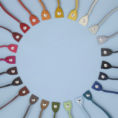 von 13 Uhr ;-) Vanille, Weißgrau, Hellgrau, Dunkelgrau, Schwarz, Dunkelblau (matt), Blau, Petrol, Hellblau, Minze, Khaki, Milchkaffee, Taupe, Schokolade, Kaffee, Pflaume, Pink, Rosa (matt), Bordeaux (matt), Rot, Terrakotta, Mandarine, Gelb, Pomelo